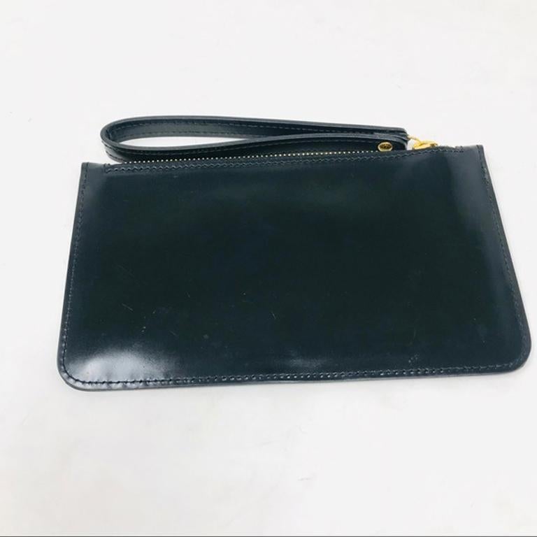 Pochette da polso Moschino in pelle nera con cuore rosso In condizioni buone a Los Angeles, CA