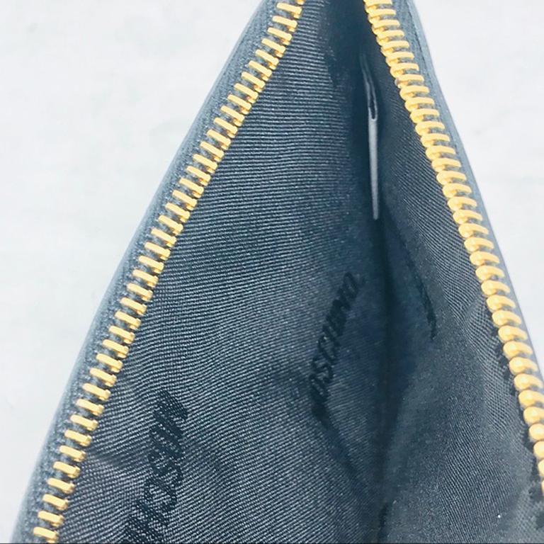 Pochette da polso Moschino in pelle nera con cuore rosso 1