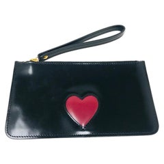 Moschino Schwarze Leder-Clutch mit rotem Herz-Armband