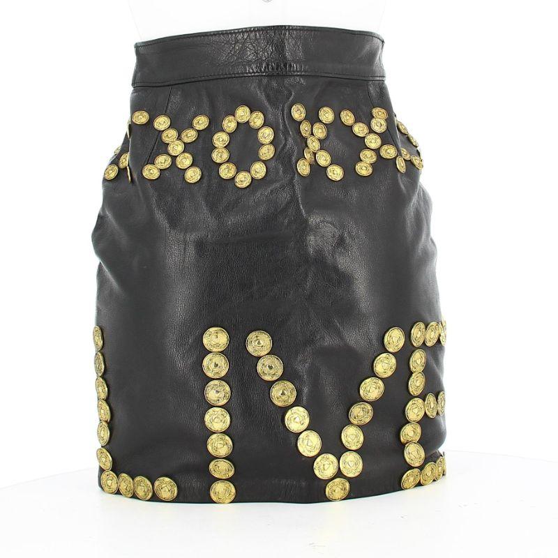 Moschino black leather skirt size 38

Very good condition, shows slight traces of wear appeared with time.
Black leather skirt with golden bead, to wear in everyday life.
Packaging: Opulence vintage dust bag

Additional information:
Designer: