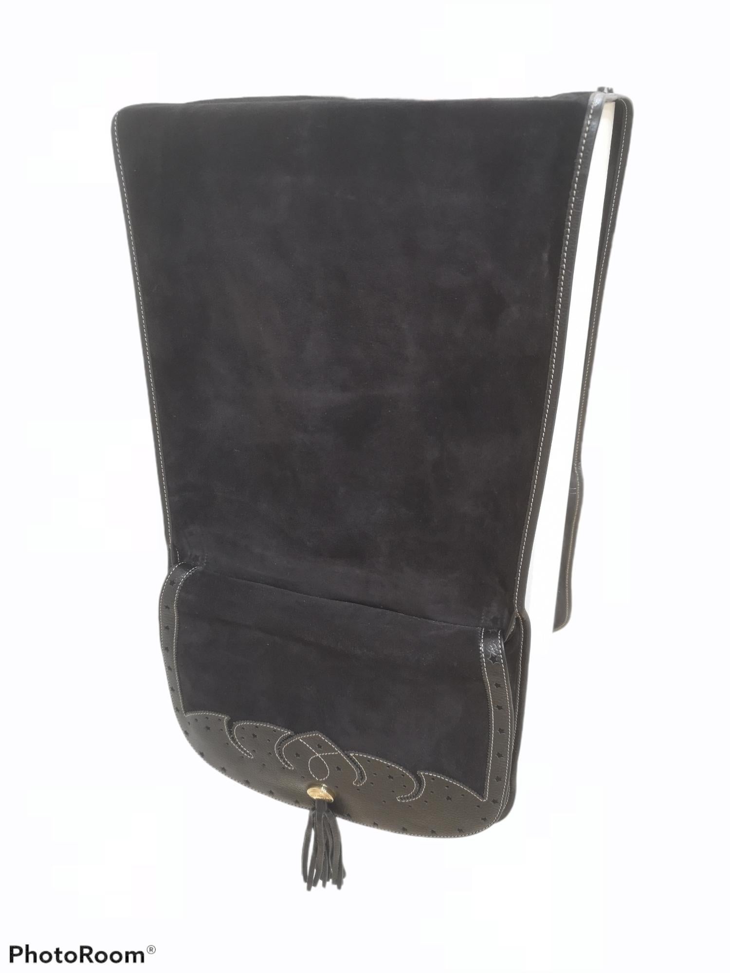 Moschino Gaucho-Tasche aus schwarzem Wildleder 
Moschino Vintage Tasche, Sattel Inspiration
vollständig in Italien hergestellt
gesamtlänge 145 cm x 30 cm 
aufgaben auf beiden Seiten
