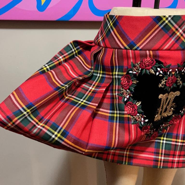 Moschino Mini falda de terciopelo negro a cuadros de corazón NWT en venta 2