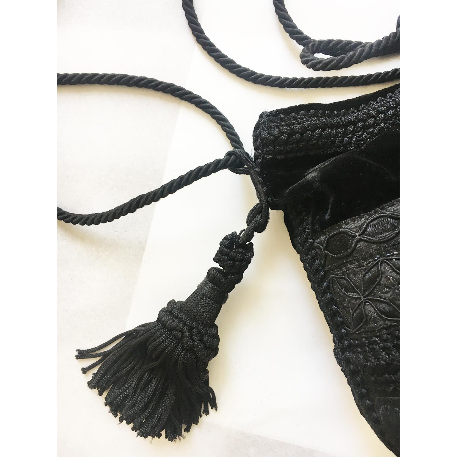 Moschino Black Velvet Tassel Crossbody Bag Purse 1990s  In Good Condition For Sale In Berlin, DE