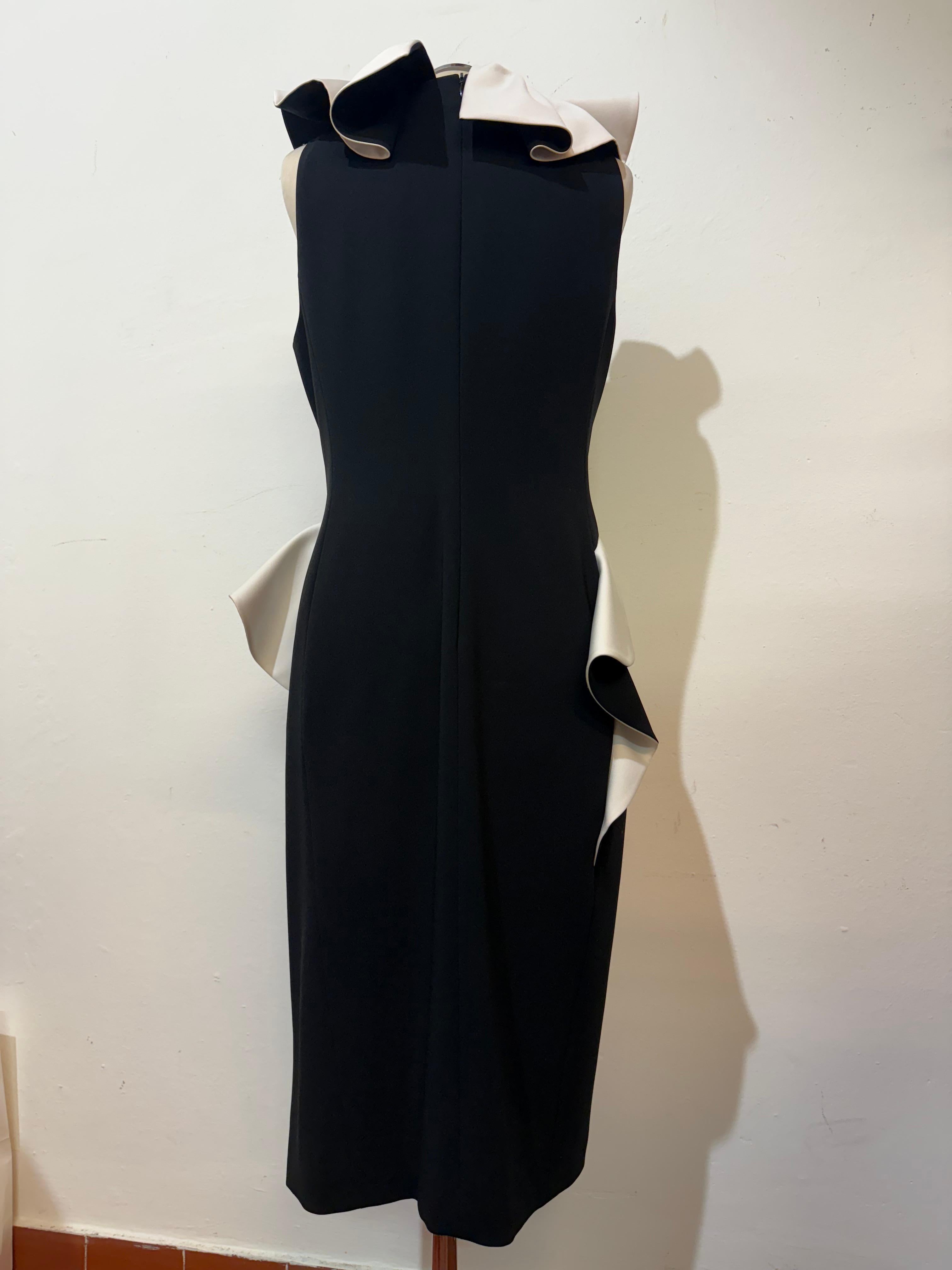 Precioso vestido de cóctel de Moschino
Color negro 
Triacetato (64%) y poliéster
Sin mangas
Pliegues y cuello blancos 
El collar se puede quitar
Longitud total cm 112 (44 pulgadas)
Envío exprés a todo el mundo incluido en el precio
Tus preguntas o