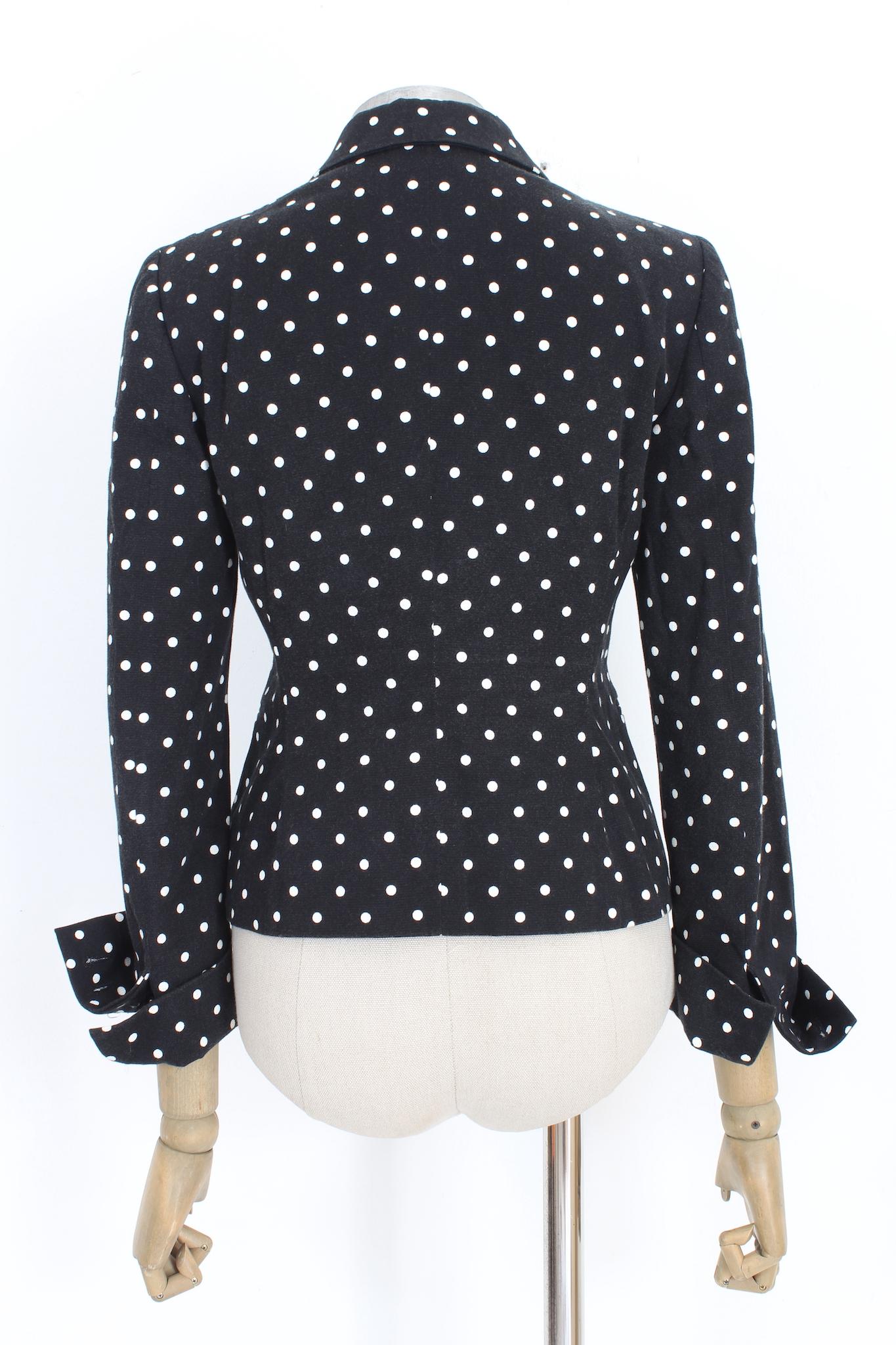 Moschino 2000s flared casual jacket. Black and white polka dot pattern, 97% cotton fabric, 3% other fibers. Made in Italy.

Size: 42 It 8 Us 10 Uk

Shoulder: 42 cm
Bust/Chest: 44 cm
Sleeve: 59 cm
Length: 63 cm