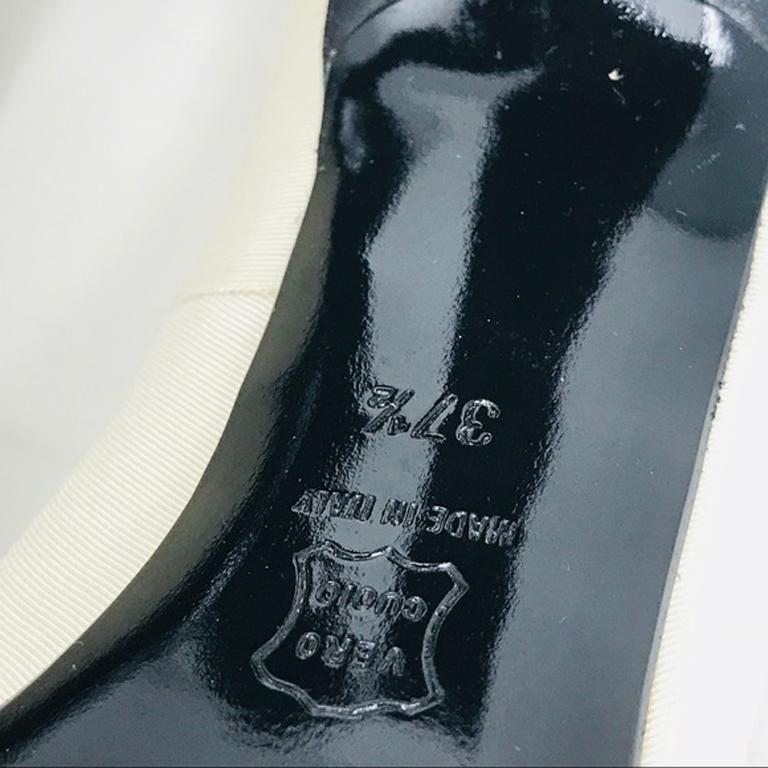 Gris Moschino talons vintage noirs et blancs en forme de cœur en vente