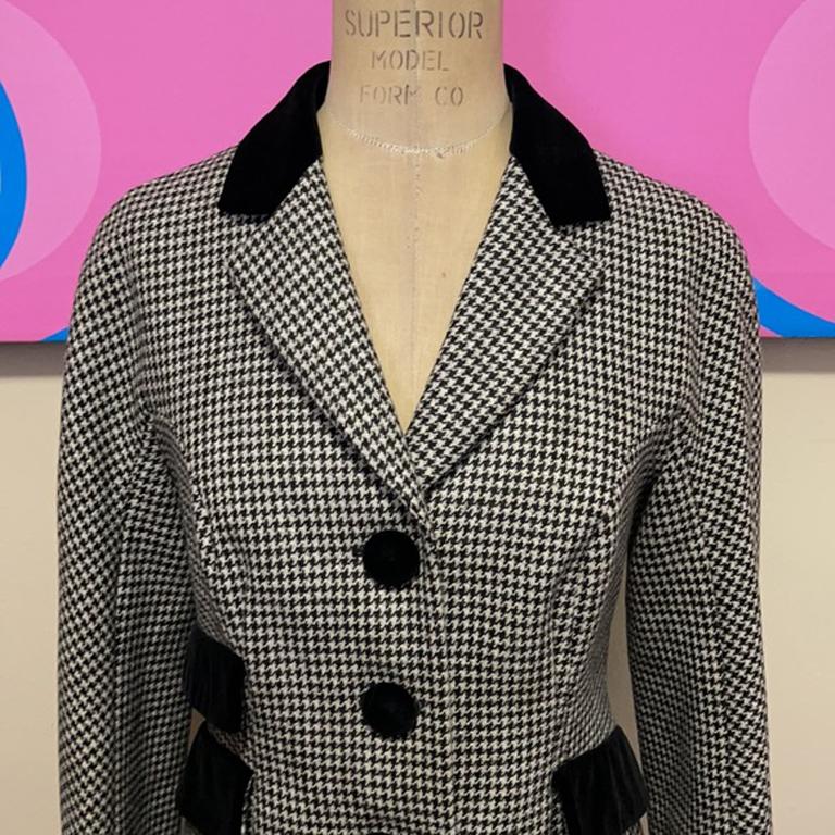 Moschino black white houndstooth wool blazer

This amazing wool houndstooth blazer has velvet buttons and trim on pockets and collar as well as an equestrian style. Pair with black skinny pants and boots or perhaps a pencil skirt for a finished