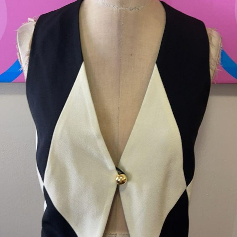 Moschino black white/ivory harlequin vest tassels

Be retro cool wearing this vintage vest by Moschino Cheap and Chic! Pair with black high waist pants and boots and wear over a black or red blouse for a finished look. Brand runs small

Size
