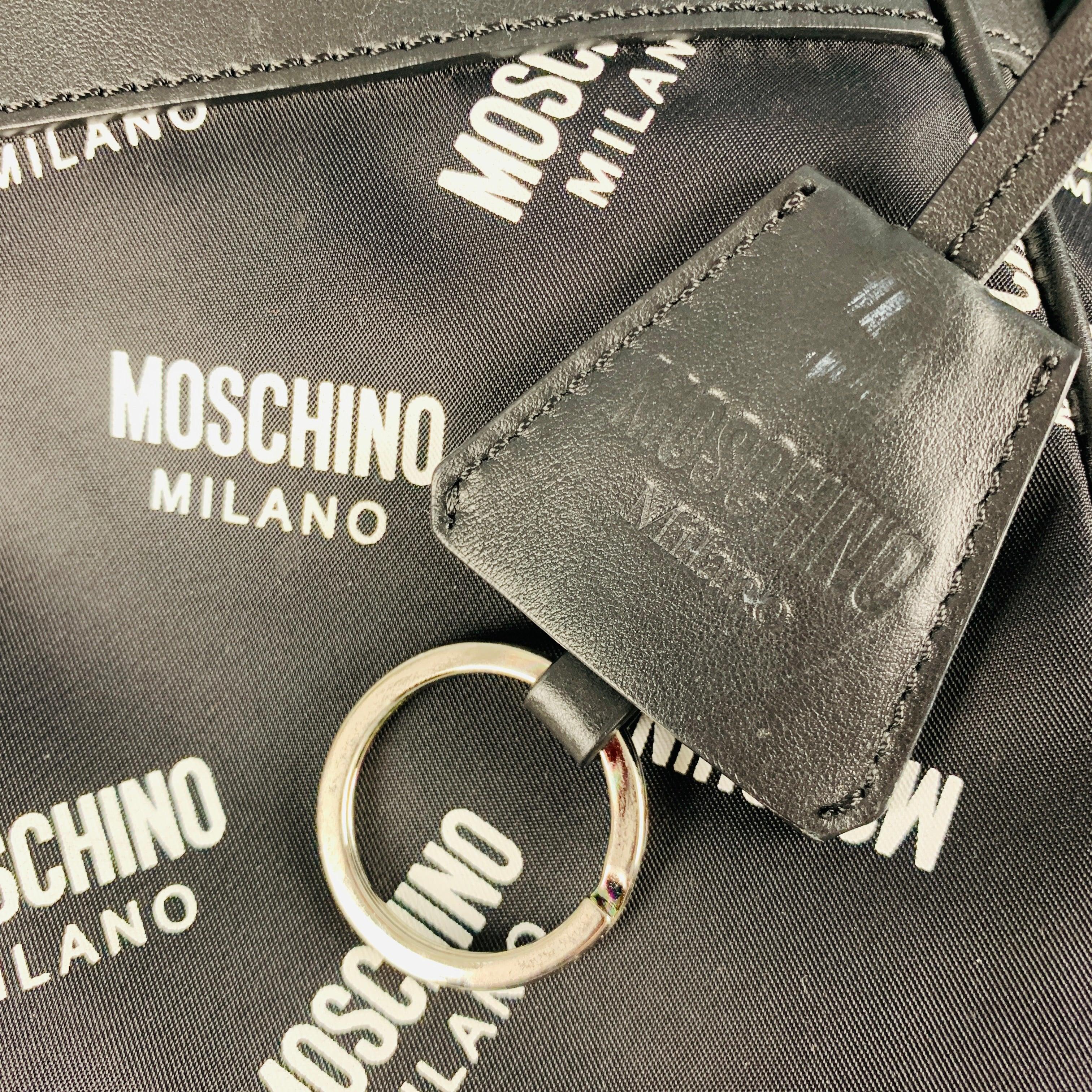 MOSCHINO Cross Body Bag aus Nylon mit schwarzem und weißem Logo im Angebot 7