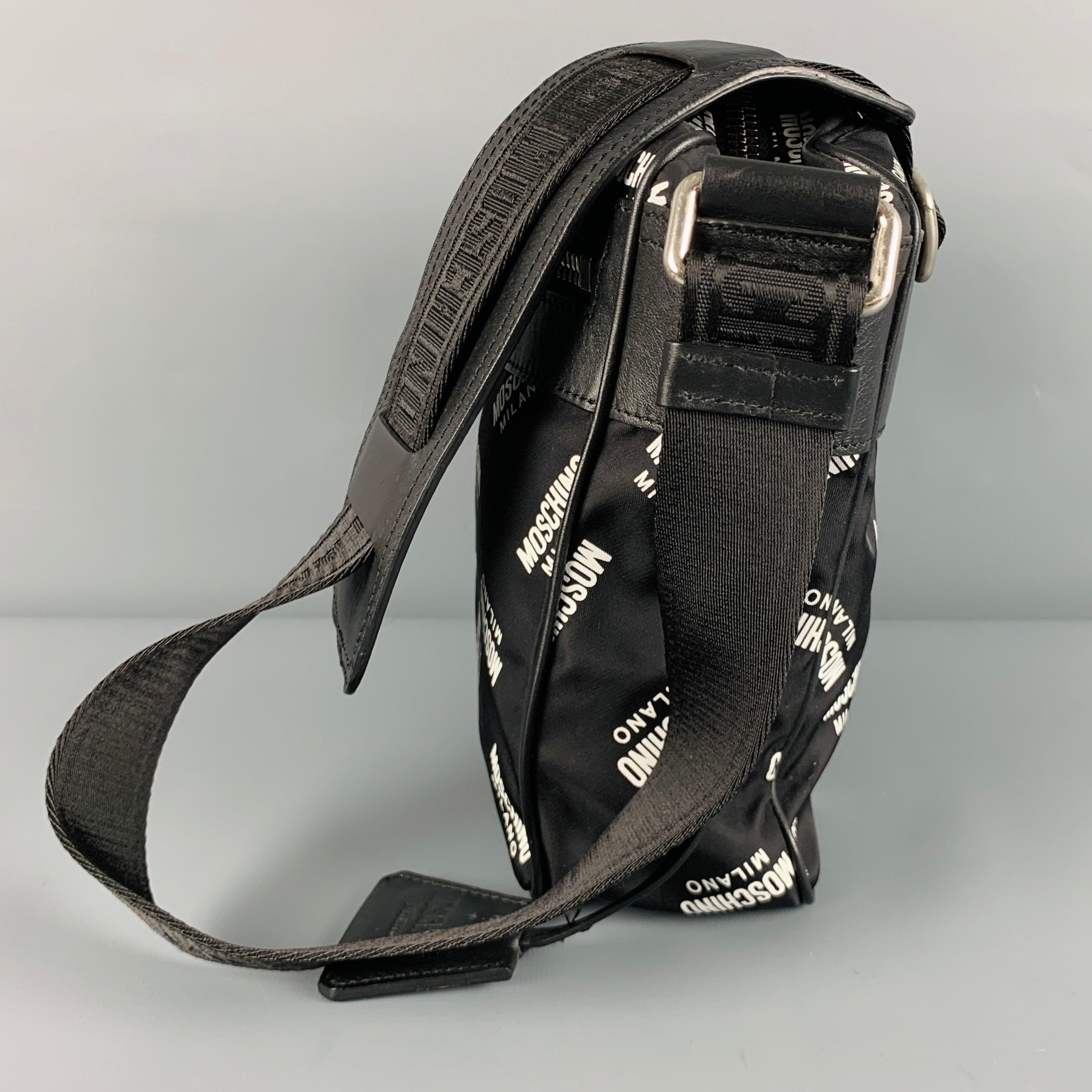 MOSCHINO Cross Body Bag aus Nylon mit schwarzem und weißem Logo Herren im Angebot