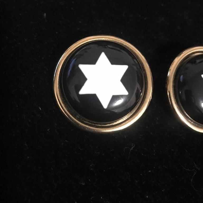 Moschino black white star round clip-on earrings

Vintage Moschino is always a great find and these STAR earrings show the brands enduring style. Plastic and metal. 1.25 inches across Comes with original dust bag, stains on the bag. Highly