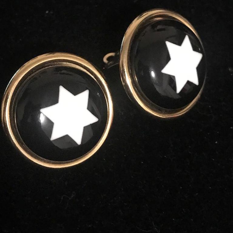 Moschino Black White Star Round Clip-on Earrings In Good Condition For Sale In Los Angeles, CA