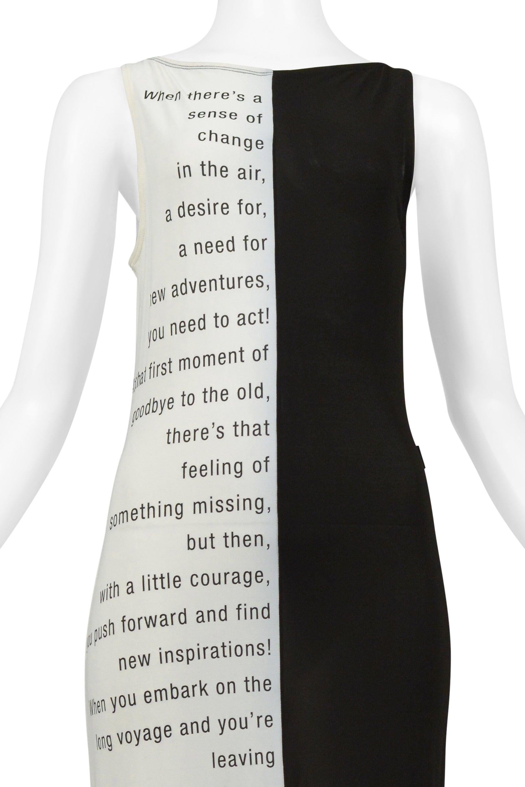 Resurrection Vintage est heureux de vous proposer une robe longue vintage en jersey noir et blanc de Moschino avec une encolure bateau, des manches réservoir, une fente sur le côté, un corps droit et un texte d'inspiration sur un côté.

* Moschino
*