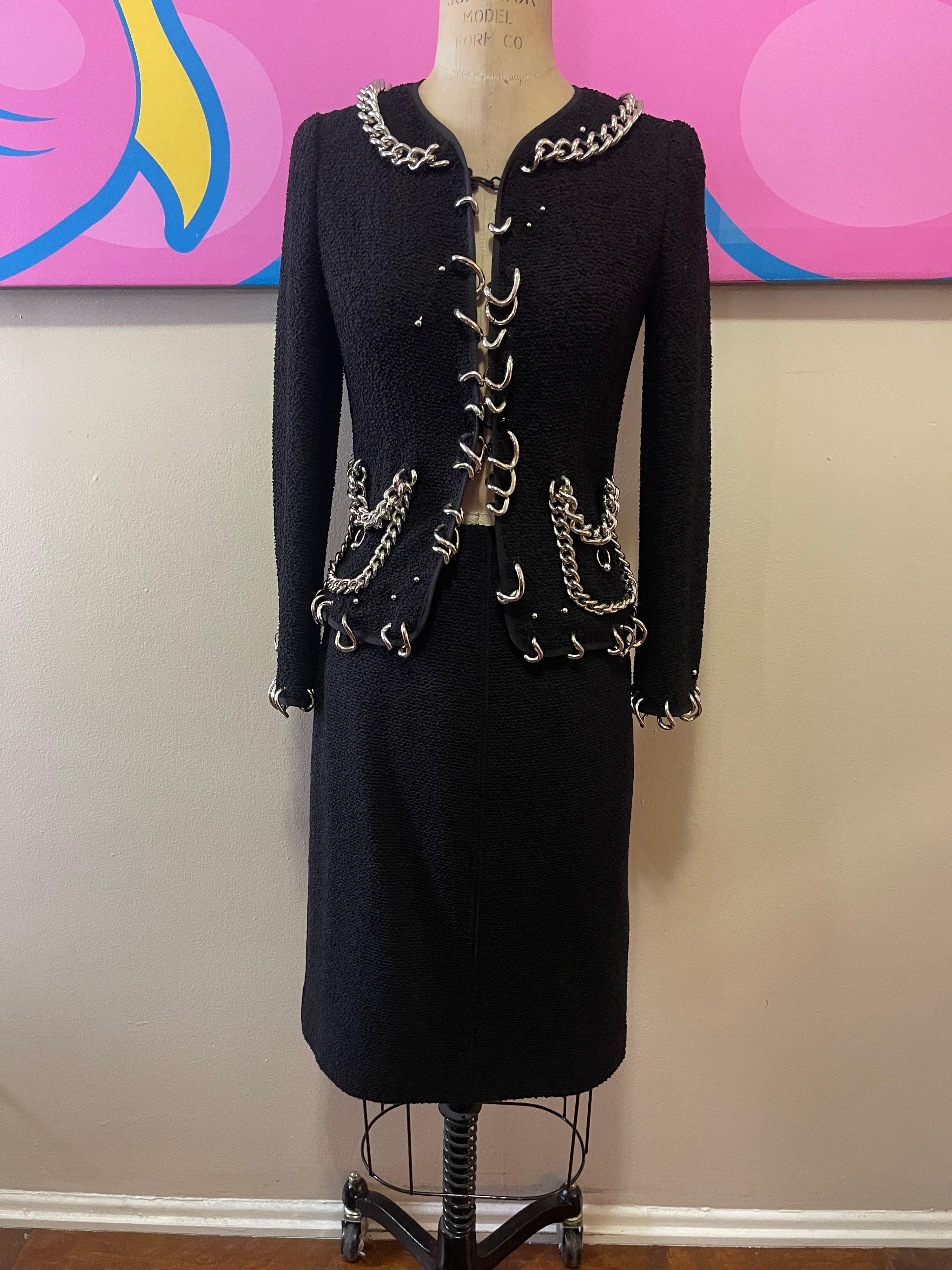 Moschino Abito in crepe di lana nero con catene d'argento in vendita 6