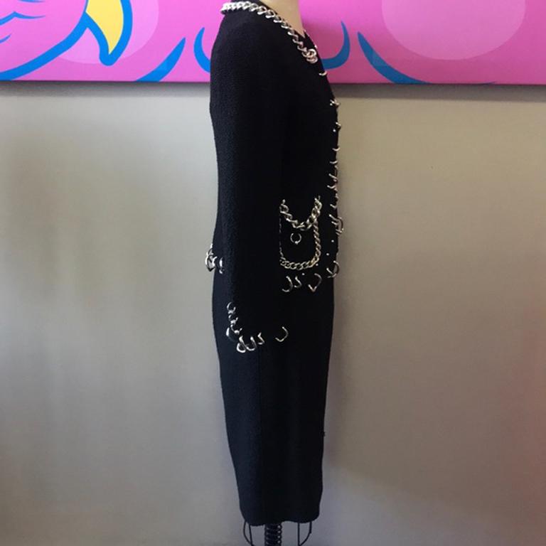 Moschino Schwarzer Anzug aus Wollkrepp mit silbernen Ketten im Angebot 1