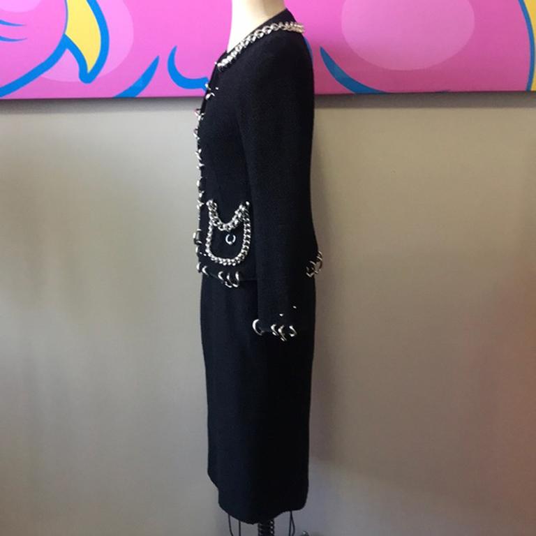Moschino Schwarzer Anzug aus Wollkrepp mit silbernen Ketten im Angebot 3