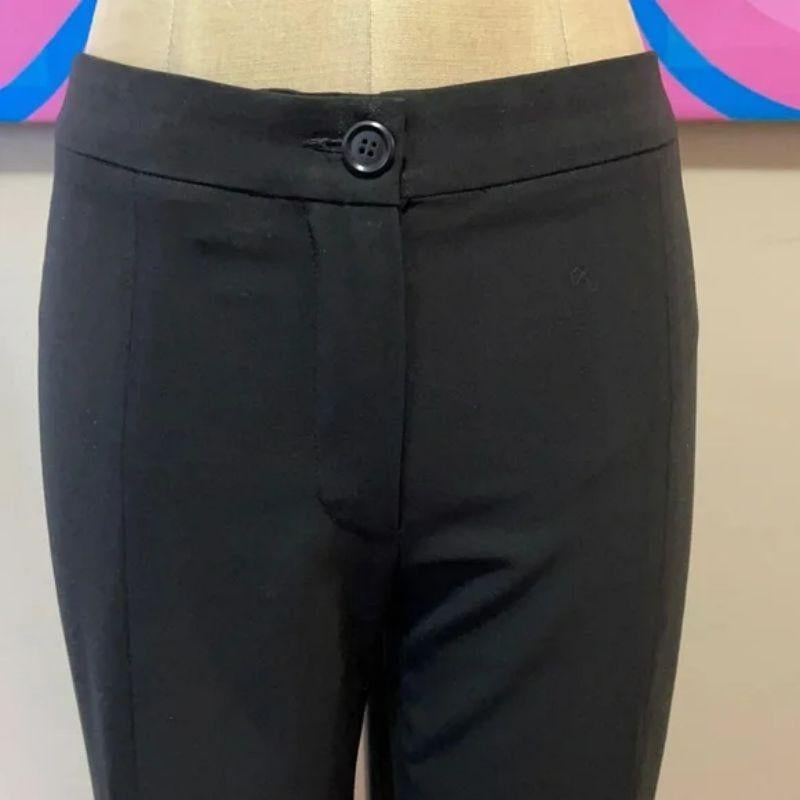 Moschino black wool gabardine bow knee length pant

This fall, bring some fun to your outfit wearing this knee length pants with cute bows at the ends. Pair with black tights and knee high boots, a turtlenecksweater and fitted vest for a finished
