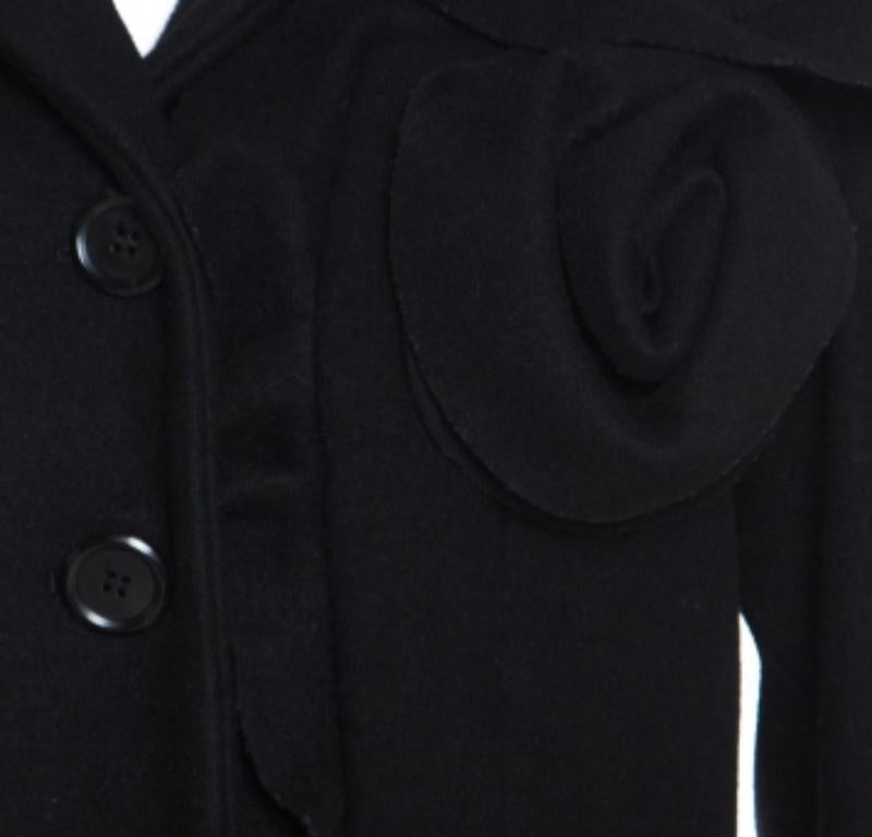 Moschino Abrigo largo de lana negro con adornos de volantes y rosetas con botones delante M en venta 1
