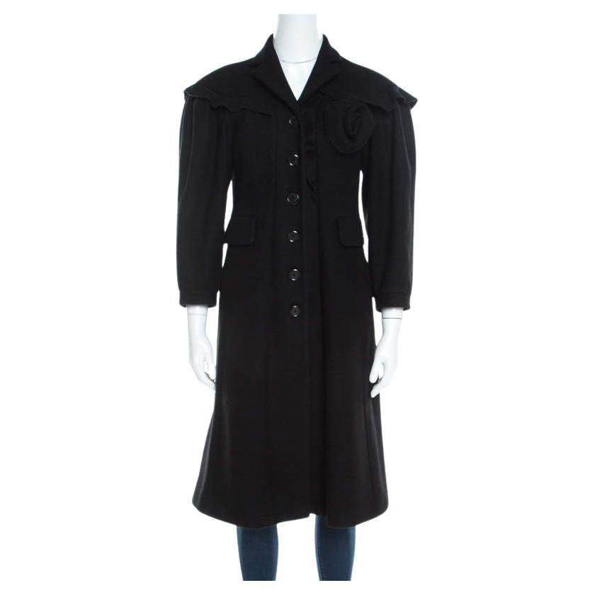 Manteau long Moschino en laine noire bordé de volants et appliqués de rosettes à boutons sur le devant M en vente