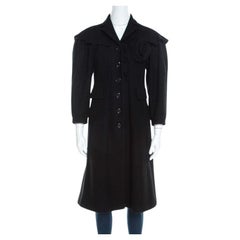 Manteau long Moschino en laine noire bordé de volants et appliqués de rosettes à boutons sur le devant M