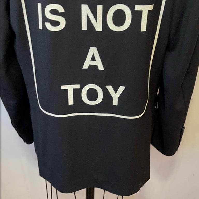 Moschino: „This Many Is Not A Toy“, Blazer aus schwarzer Wolle im Zustand „Gut“ im Angebot in Los Angeles, CA