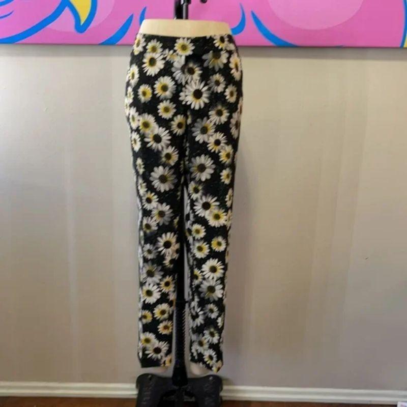 Moschino black yellow daisy cropped pants

Summer dressing is easy and fun wearing these cropped daisy pants by Moschino! Pair with simple white tank top, fun belt and wedges for a finished look.

Size 8
Across waist - 16 in.
Across hips - 19
