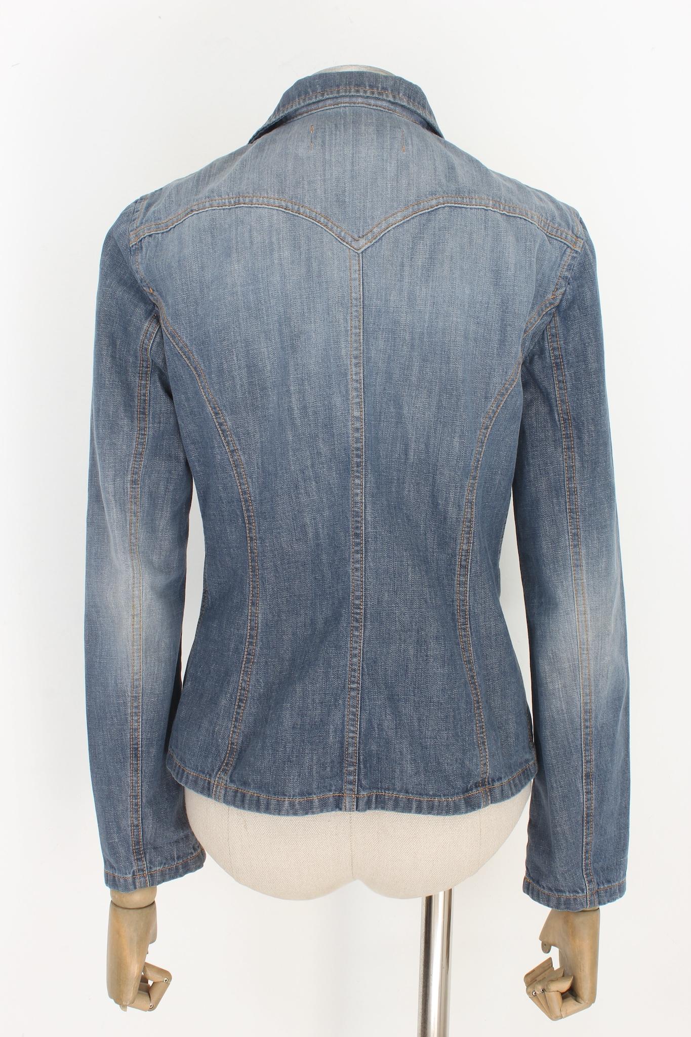 Moschino vintage 90s denim jacket. Casual, fitted blazer, 100% cotton fabric. Made in Italy.

Size: 44 It 10 Us 12 Uk

Shoulder: 44 cm
Bust/Chest: 46 cm
Sleeve: 60 cm
Length: 60 cm