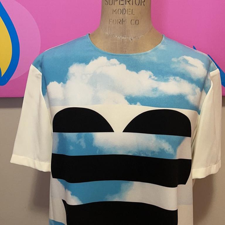 Camicetta con nuvole a cuore blu di Moschino

Questa iconica stampa a nuvole di Moschino è un design divertente per il tuo guardaroba. 
Taglia 12

Materiale: 89% poliestere, 11% elastan
\
Dal lato del petto - 20,5 pollici.
Dalla parte della vita -