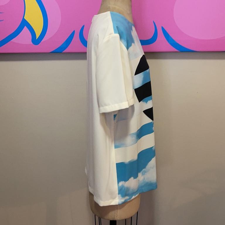 Camicetta Moschino Blue Heart Clouds In condizioni buone a Los Angeles, CA