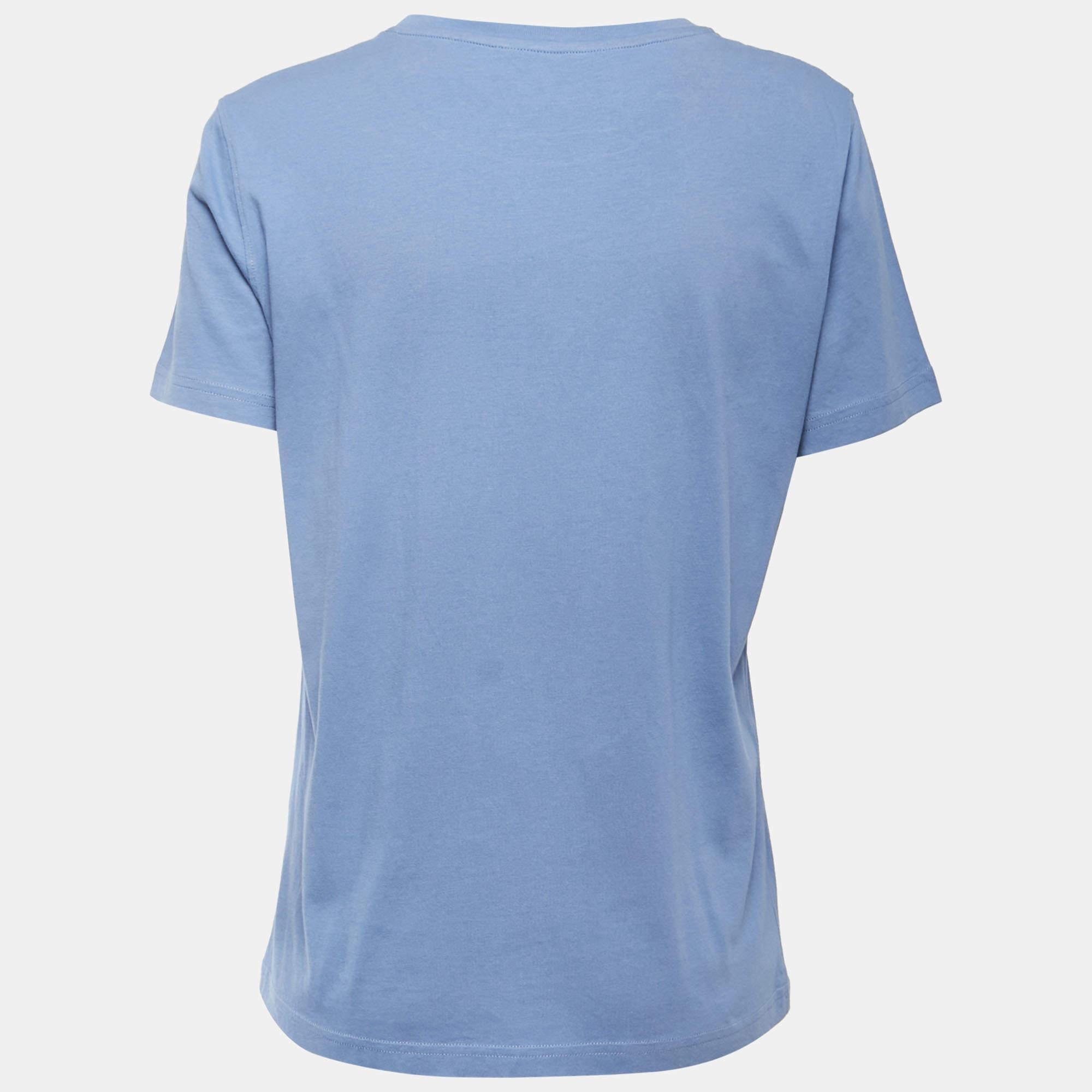 Una perfetta combinazione di comfort, lusso e stile: questa t-shirt firmata è un pezzo imperdibile Realizzata con materiali di qualità, può essere abbinata a pantaloni in denim e sneakers per un look cool.