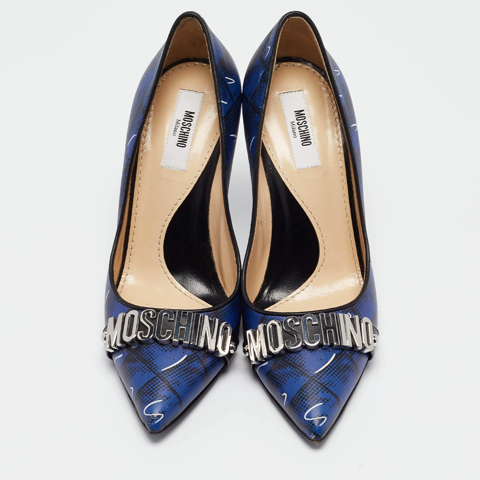 Moschino Blue Printed Leather Logo Buckle Pointed Toe Pumps Size 36 In Good Condition For Sale In Dubai, Al Qouz 2