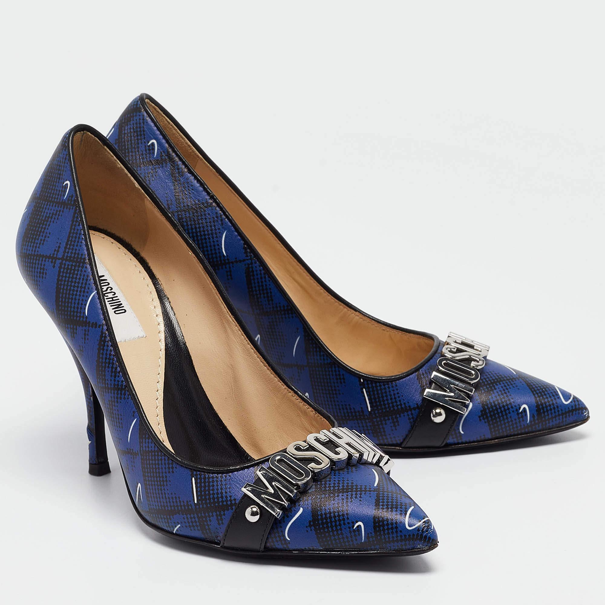 Women's Moschino Blue Printed Leather Logo Buckle Pointed Toe Pumps Size 36 For Sale