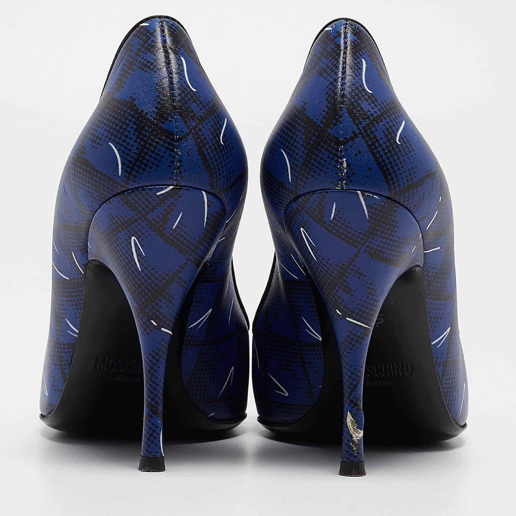 Moschino Blue Printed Leather Logo Buckle Pointed Toe Pumps Size 36 For Sale 1