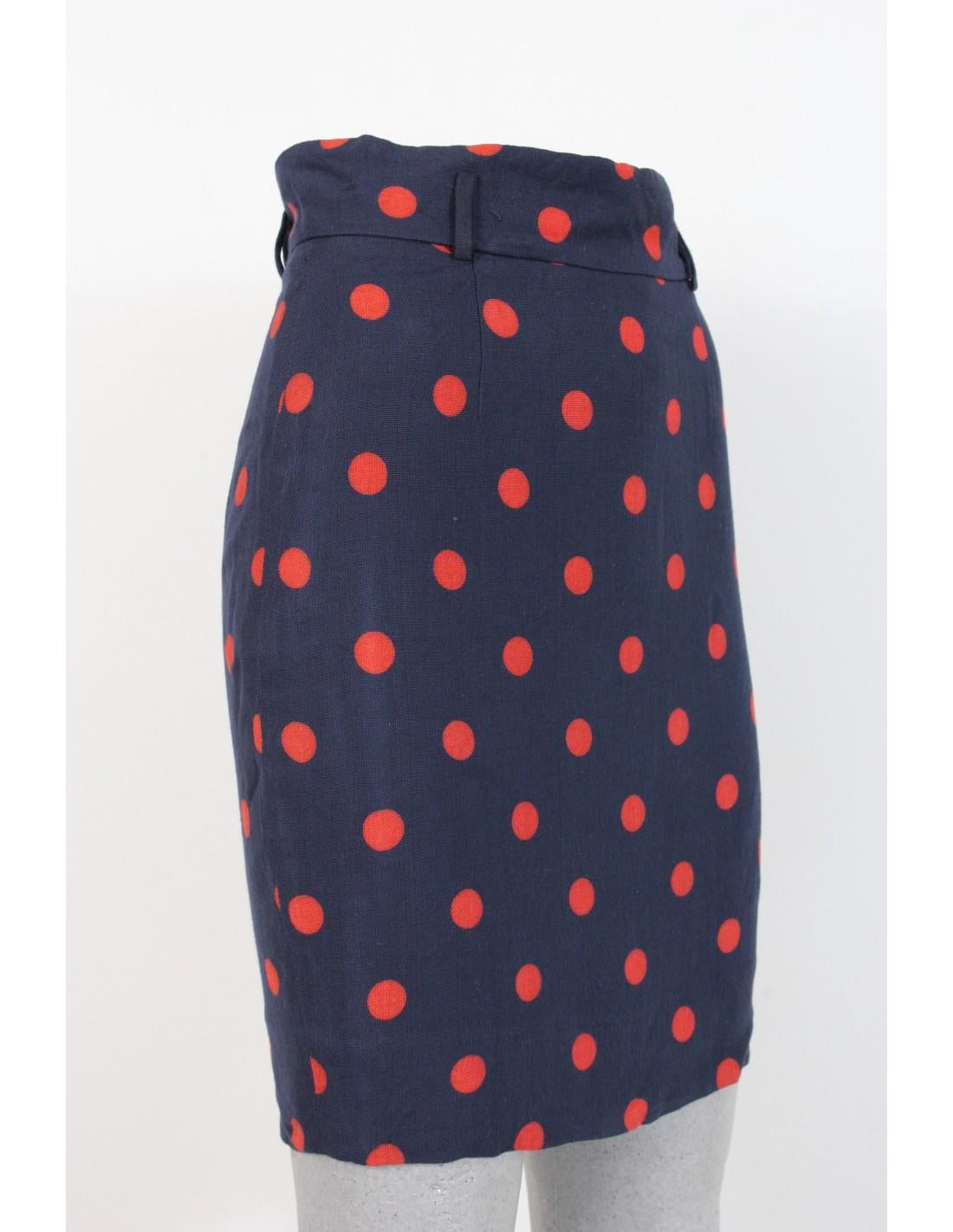 Moschino Cheap and Chic 90s vintage skirt. Short skirt, tight model on the knee. Blue and red color with polka dot pattern. Closure with zip and buttons. 100% rayon fabric. Made in Italy.

Condition: Excellent

Item used few times, it remains in its