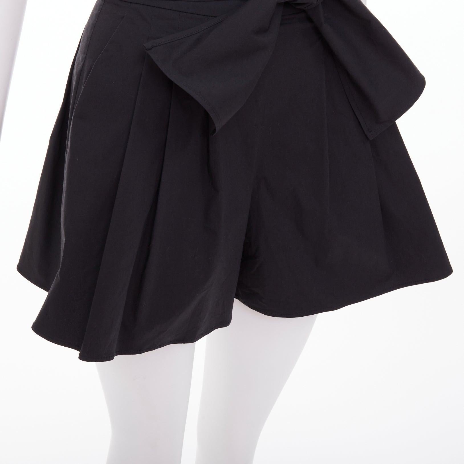 MOSCHINO Pantalón corto plisado de cintura con pajarita en mezcla de algodón negro IT38 XS en venta 2