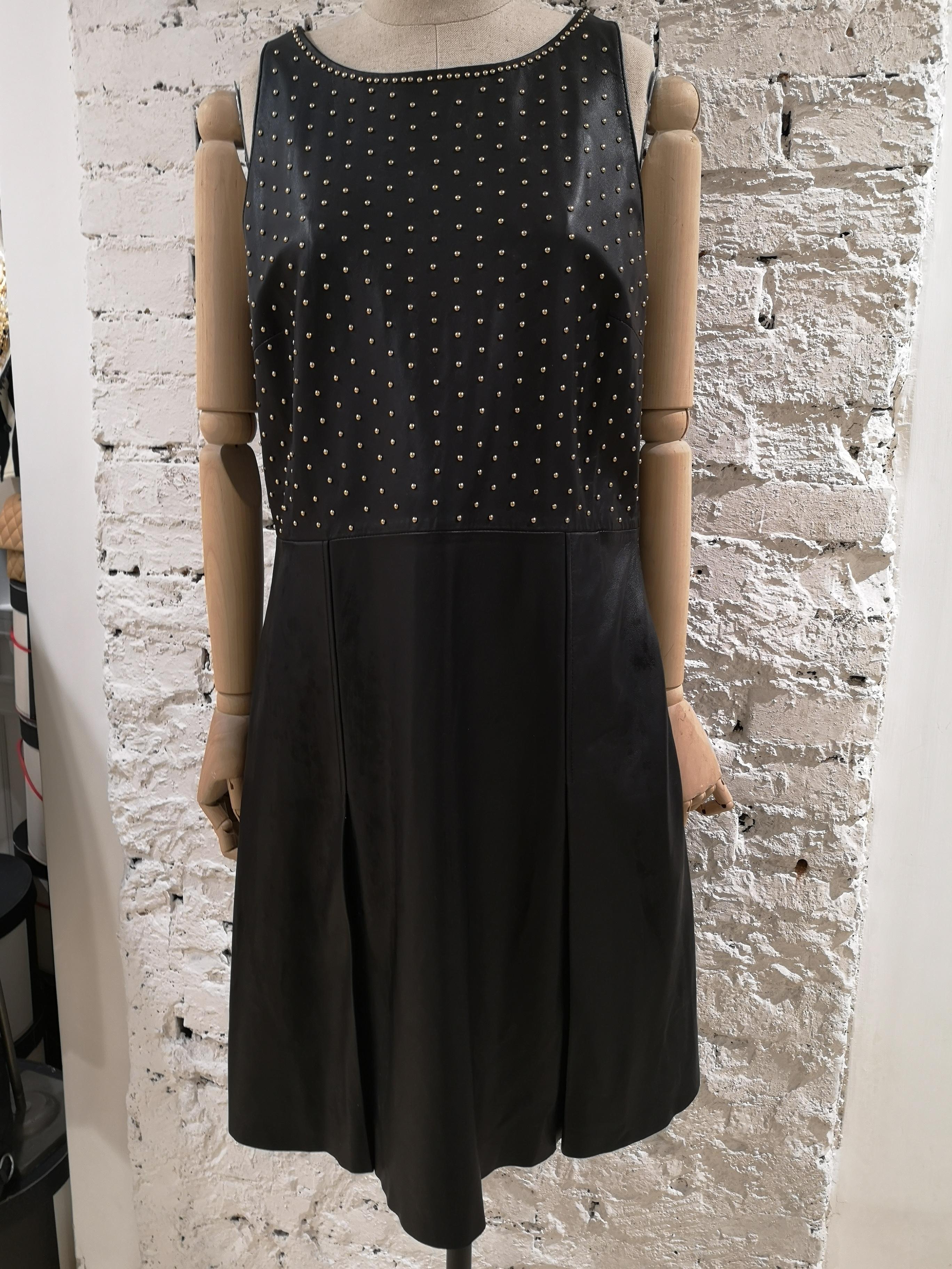 Boutique Moschino Vestido de cuero negro con tachuelas doradas NWOT en venta 10