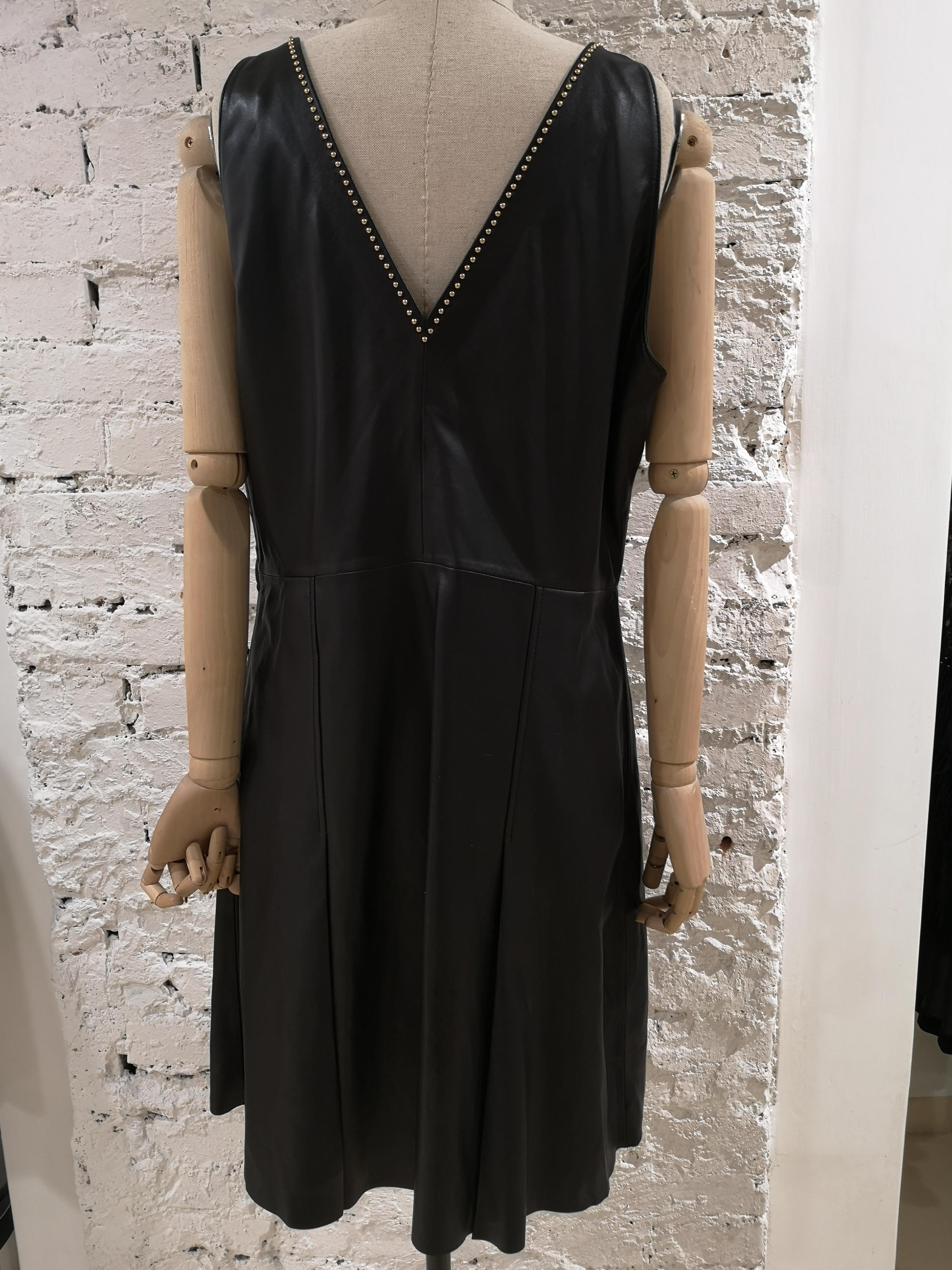 Boutique Moschino Vestido de cuero negro con tachuelas doradas NWOT en venta 4
