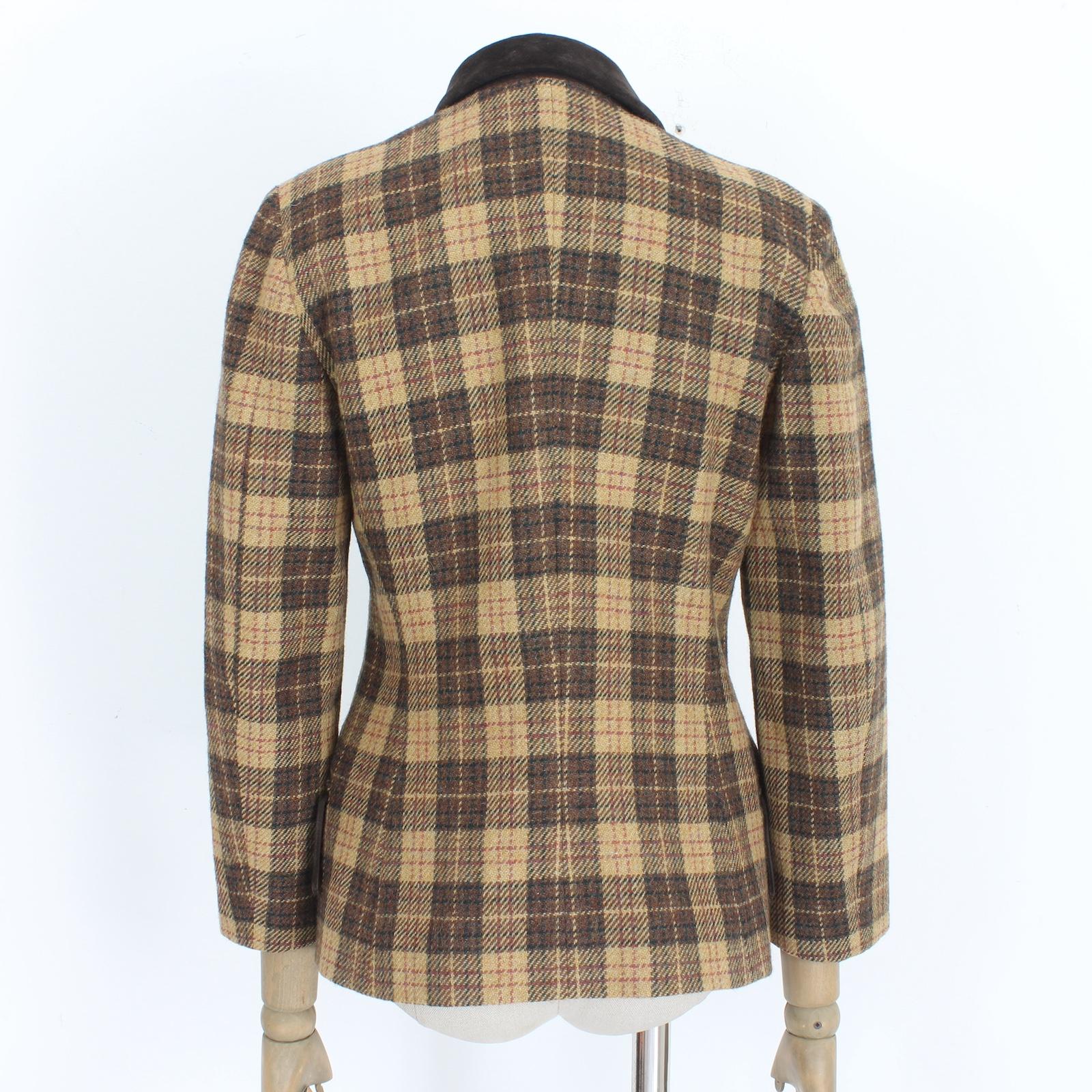 Moschino Cheap and Chic vintage 90s blazer. Beige and brown color with checked pattern, velvet collar and pockets. 80% wool, 20% camel fabric. Made in Italy.

Size: 44 It 10 Us 12 Uk

Shoulder: 44 cm
Bust/Chest: 47 cm
Sleeve: 56 cm
Length: 68 cm