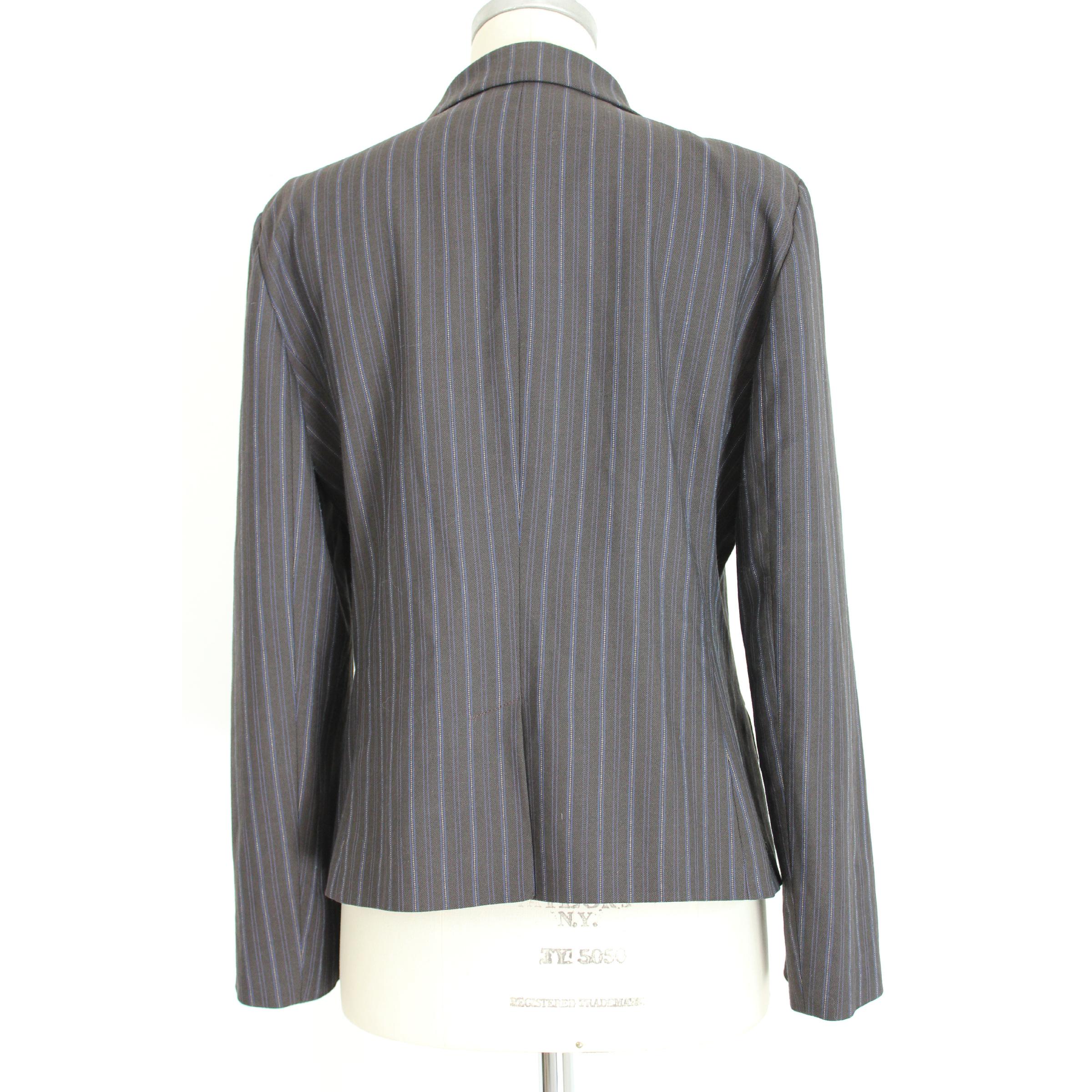 Moschino Jeans 90s vintage women's jacket, brown and pinstriped beige, 50% viscose 36% wool 9% polyamide 2% elastene 2% polyester 1% acetate. Buttons disappeared. Made in Italy. Excellent vintage condition.

Size: 48 It 14 Us 16 Uk

Shoulder: 48