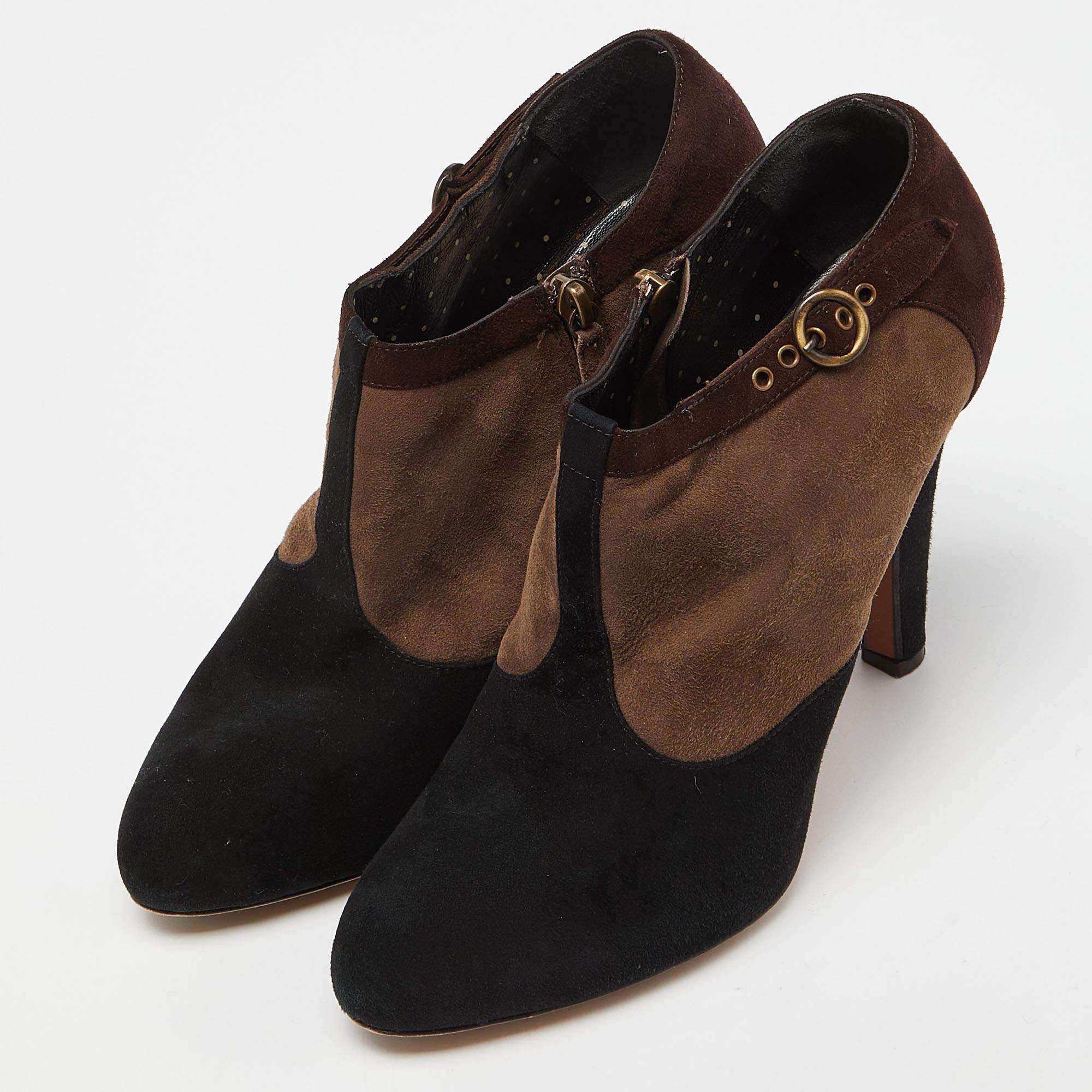 Genießen Sie die modischsten Tage mit diesen stylischen Booties. Modernes Design und Handwerkskunst sorgen dafür, dass Sie bequem und schick sind.
