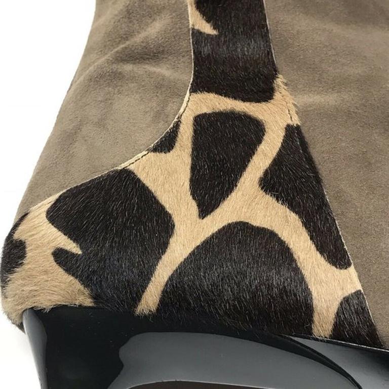 Moschino light brown olive suede giraffe boots

Moschino makes 