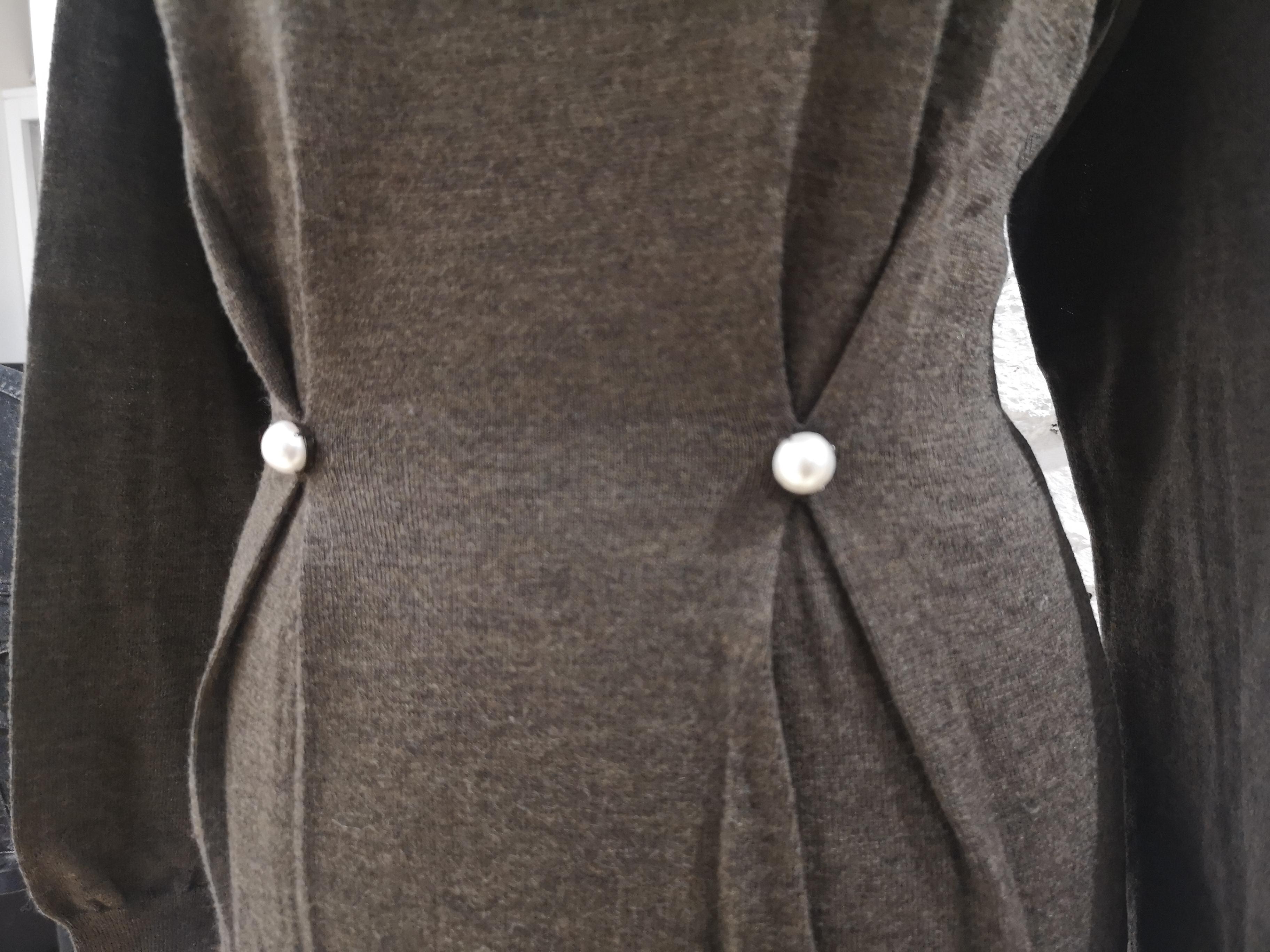 Moschino Brauner Pullover mit weißen Perlenimitat im Zustand „Hervorragend“ im Angebot in Capri, IT