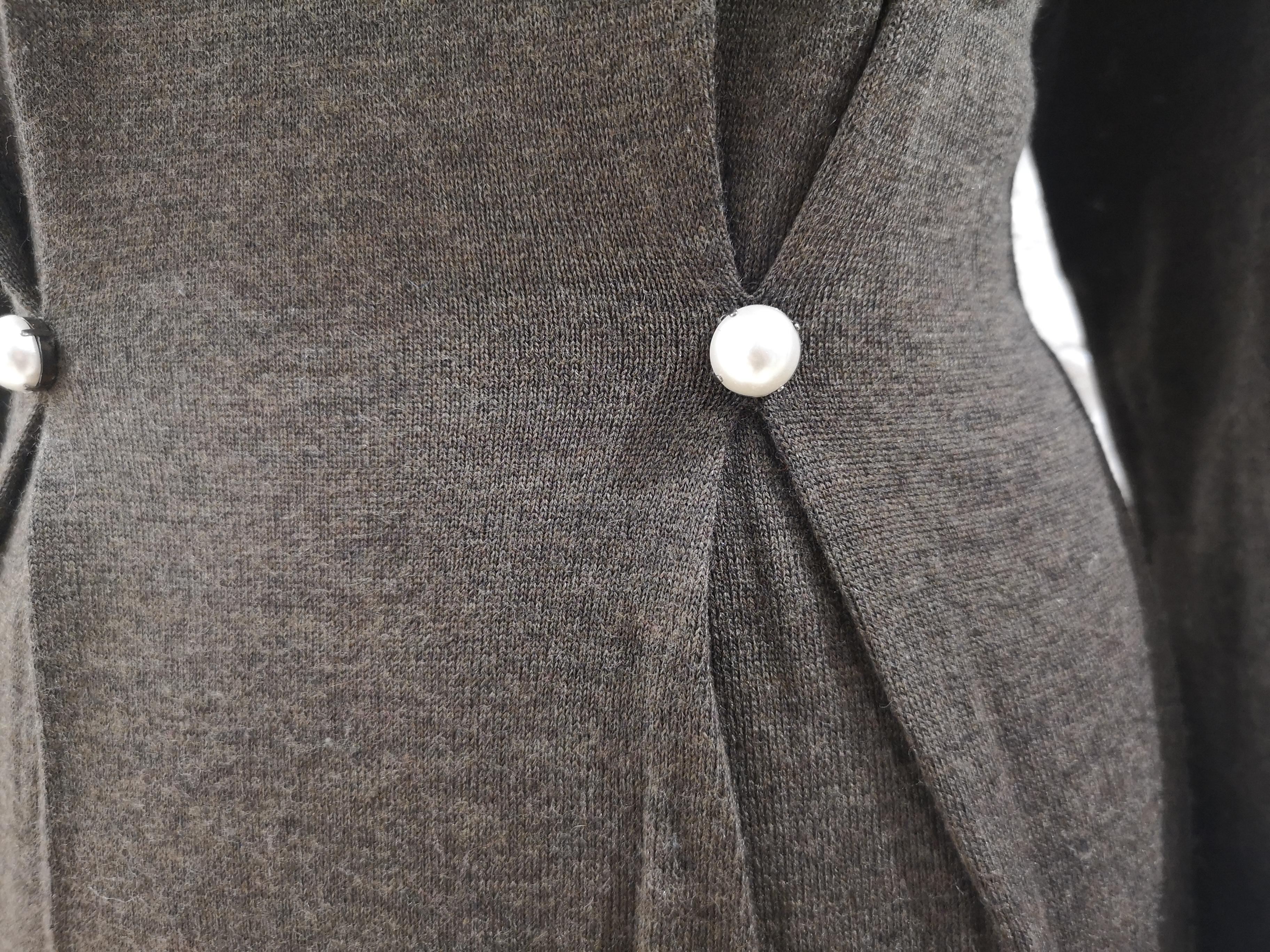 Moschino Brauner Pullover mit weißen Perlenimitat Damen im Angebot