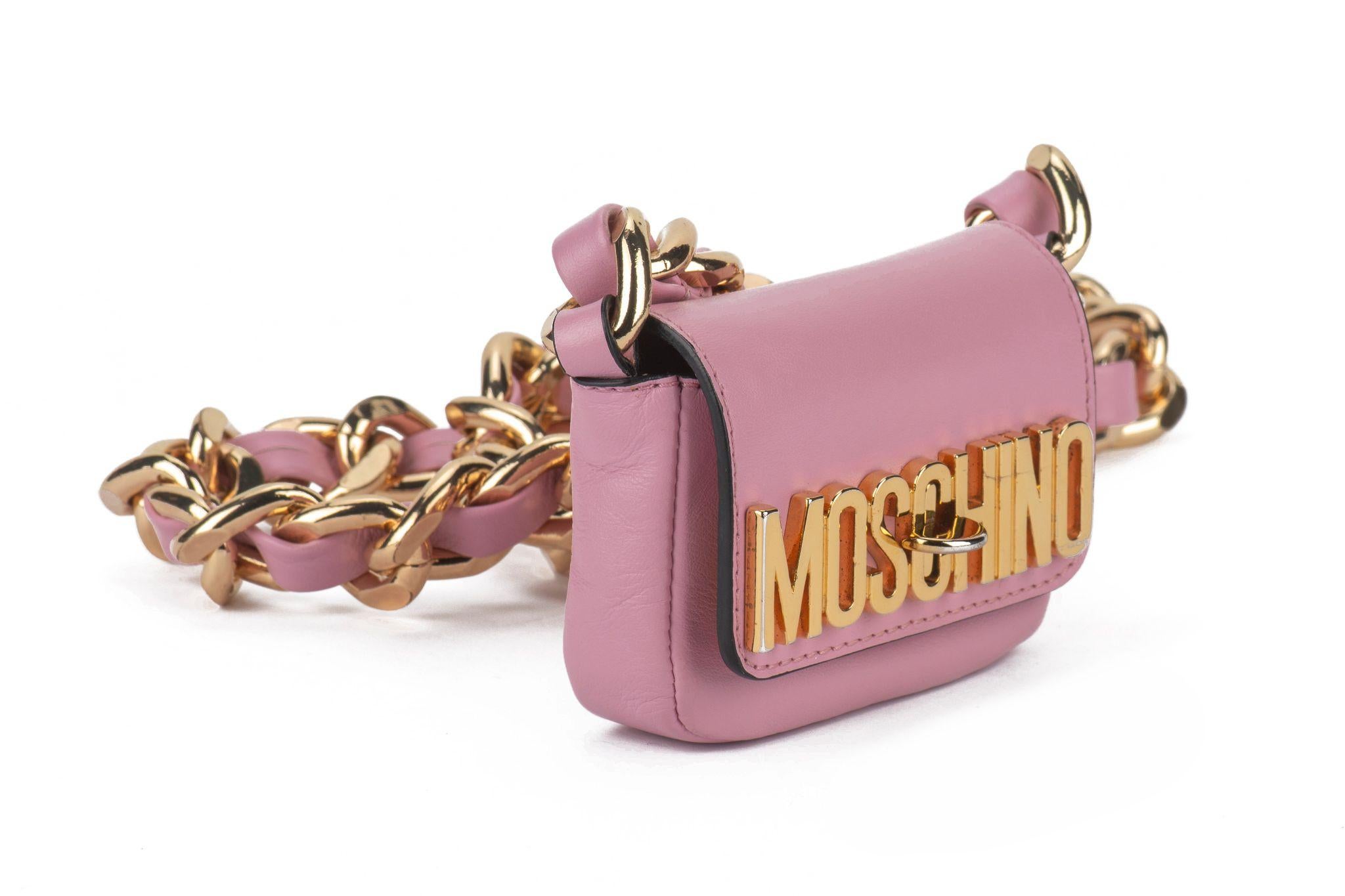 Moschino preloved bubble pink leather mini bag, heavy duty gold chain and front logo. Minor tarnish on turn lock.
Little scratch in a corner as in photo. Shoulder strap drop 20”.