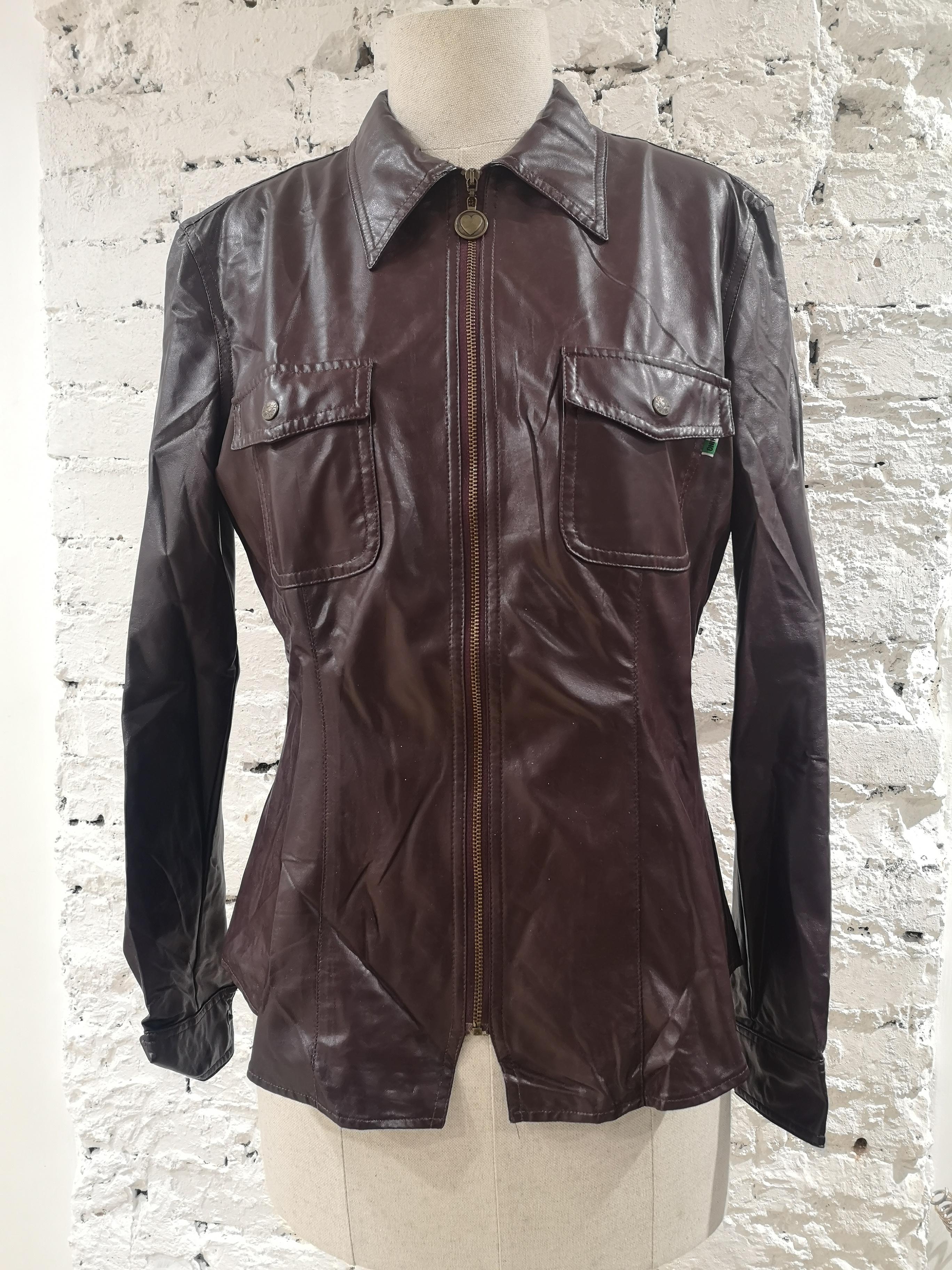 Moschino burgundy eco leather jacket
totally made in italy in size 44 
total lenght 60 cm
shoulder to hem 60 cm