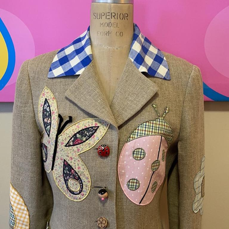Moschino burlap linen blazer butterfly heart

Vintage Moschino Cheap and Chic is always a great find. This vintage blazer is as wearable today as when it was made. Pair with white jeans for a great summer look. Very good vintage condition. Some