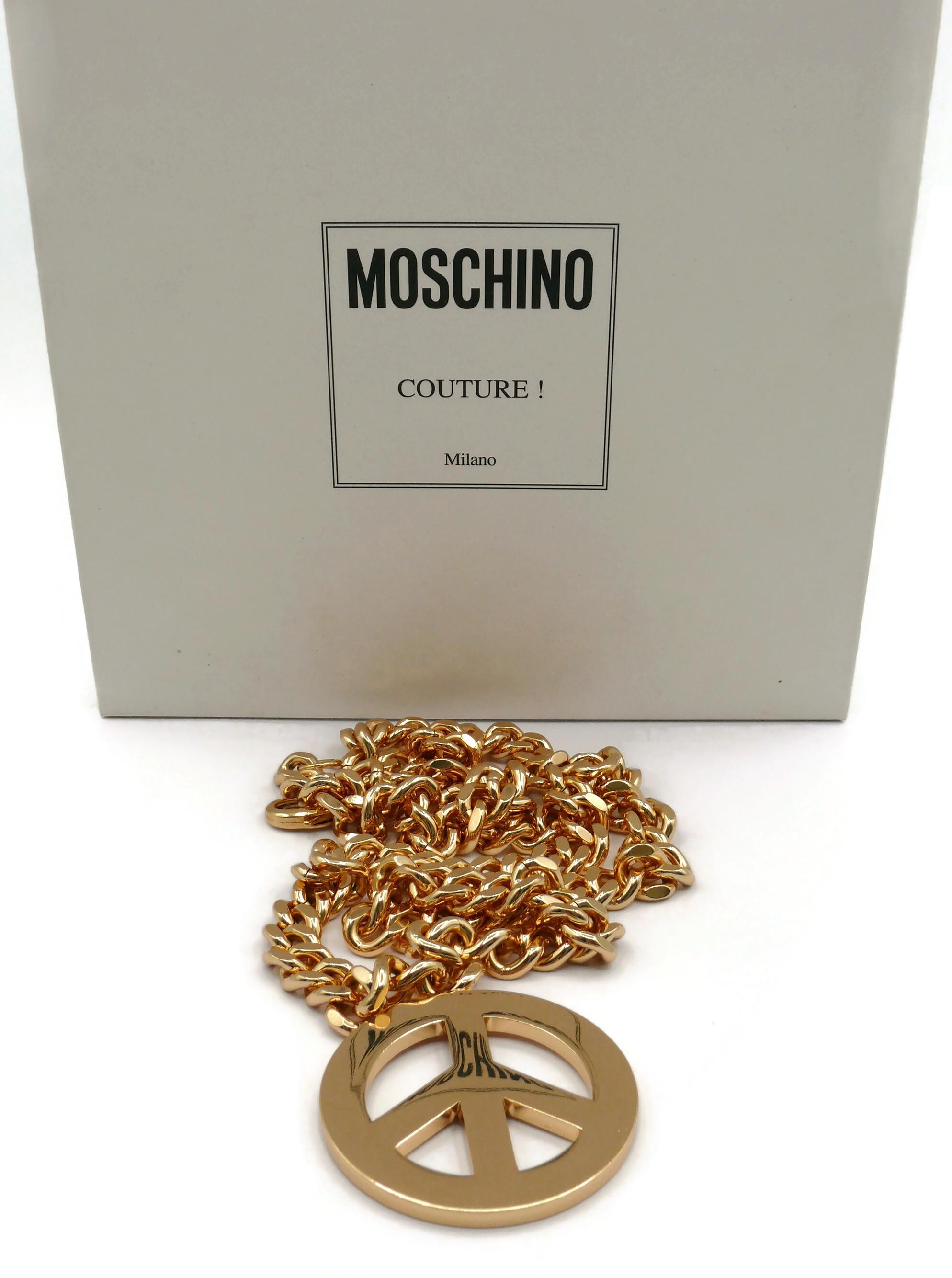 MOSCHINO by JEREMY SCOTT gold tone chain necklace featuring a peace sign symbol pendant.

Autumn/Winter 2014 Collection.

Lobster clasp closure.

Embossed MOSCHINO Made in Italy.

Has weight on it (387 grams) !

Indicative measurement : length
