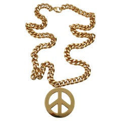 Collier pendentif Peace Sign MOSCHINO par JEREMY SCOTT, automne/hiver 2014