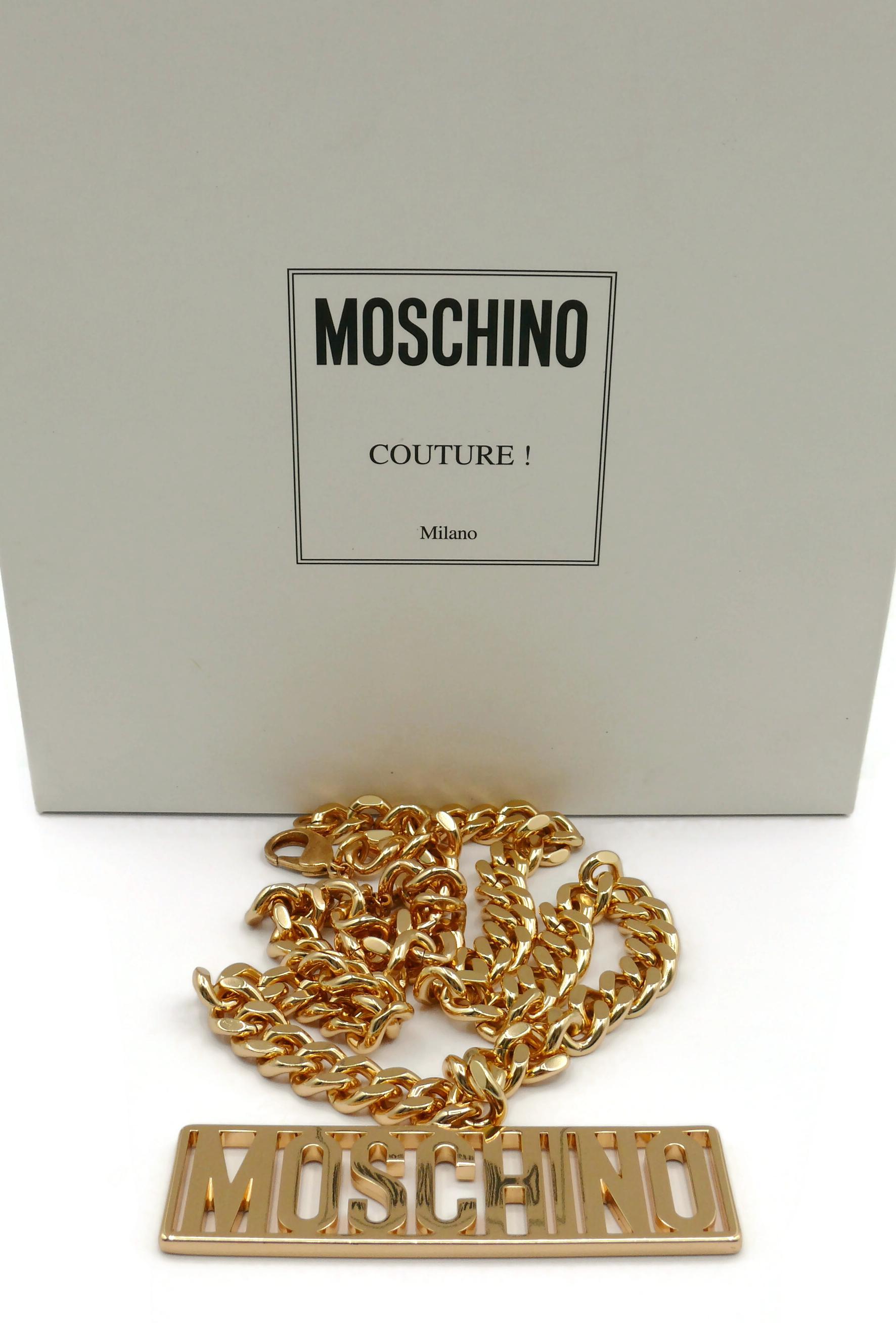 MOSCHINO by JEREMY SCOTT gold tone chain necklace featuring a rectangular MOSCHINO logo pendant.

Autumn/Winter 2014 Collection.

Lobster clasp closure.

Embossed MOSCHINO Made in Italy.

Has weight on it (310 grams) !

Indicative measurement :