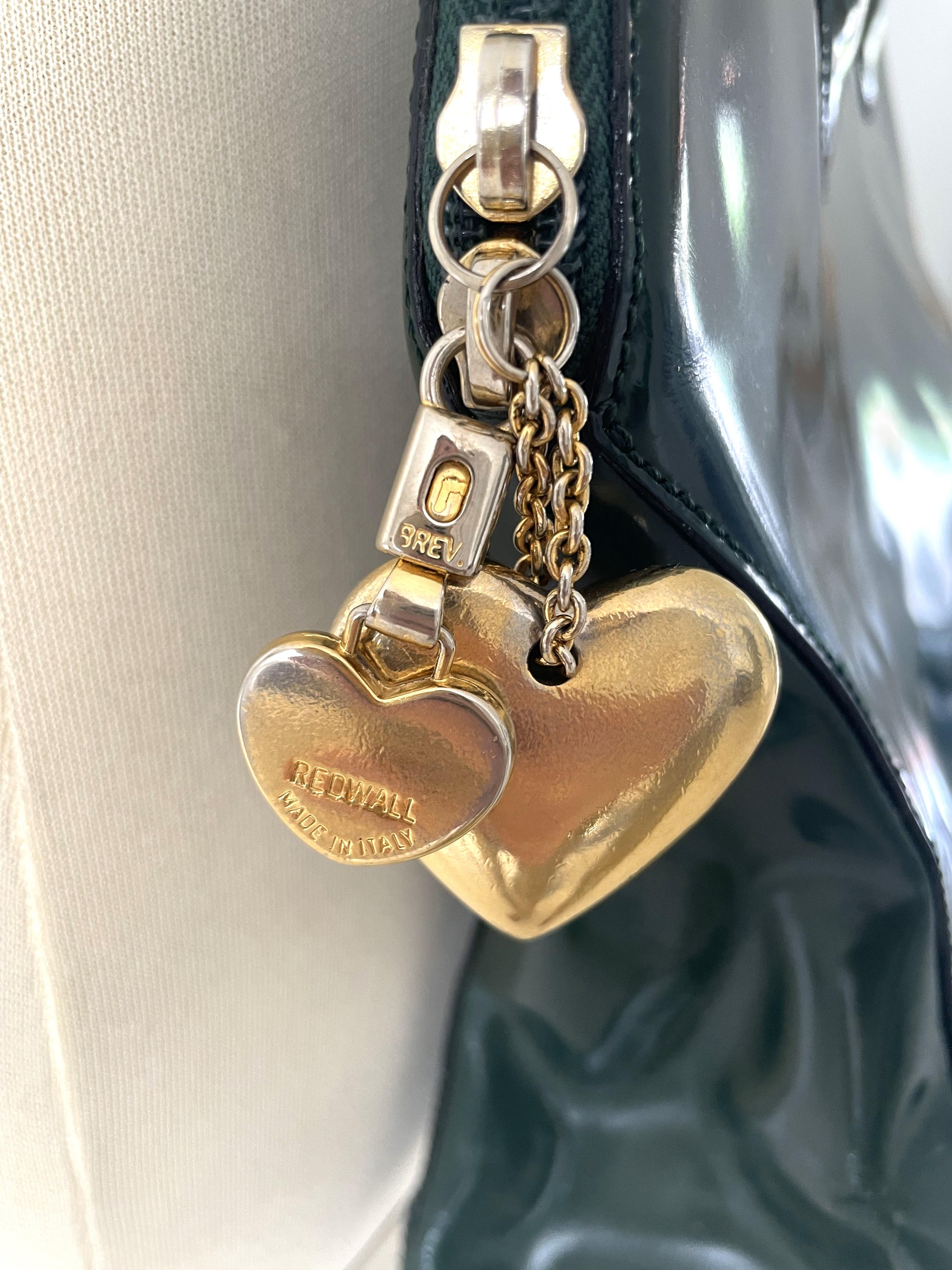 Moschino by Redwall 1990 - Sac à bandoulière en cuir vert avec breloque en forme de cœur Bon état à 'S-HERTOGENBOSCH, NL